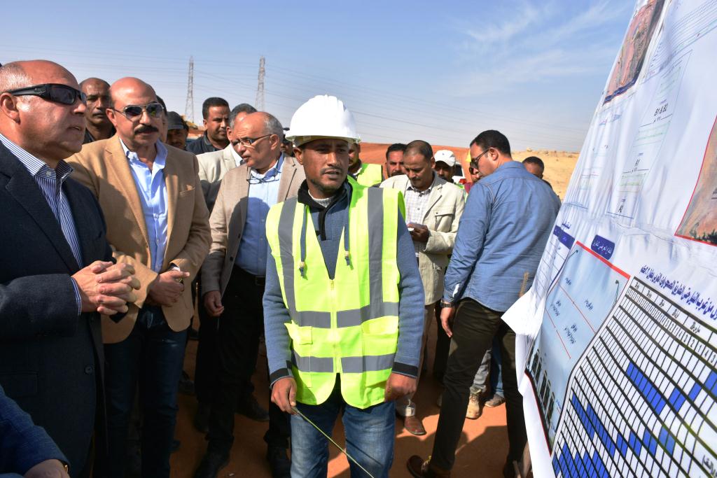 وزير النقل يتفقد الطريق الصحراوي بأسوان