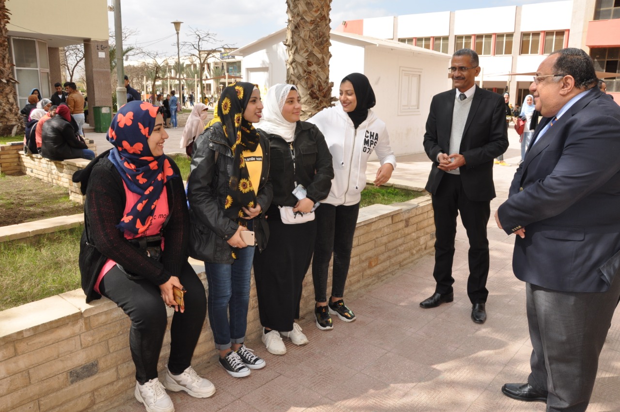 رئيس جامعة حلوان في جولة تفقدية 