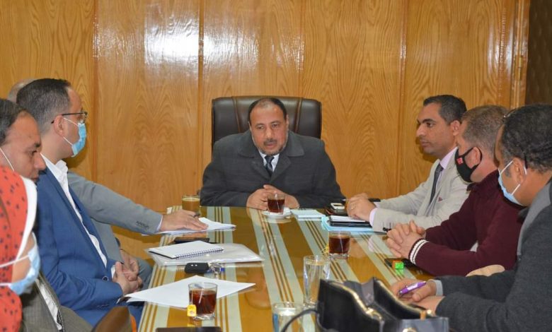 نائب رئيس جامعة الأزهر للوجه القبلي يجتمع مع ممثلي الشركة المصرية للأدوية لبحث سبل التعاون المشترك