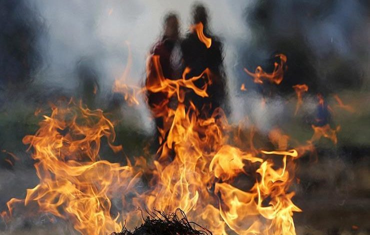 فيديو.. طلعوا جثتها من القبر وحرقوها قدام الناس.. وسابوها فحمة