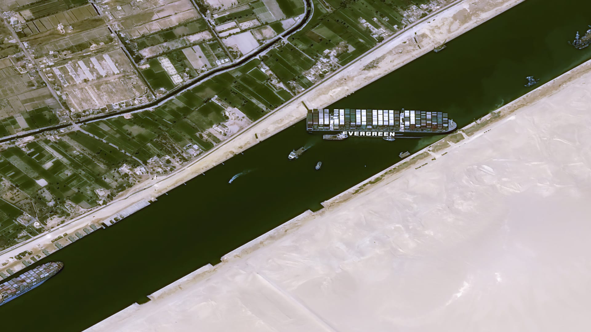 تفاصيل جنوح سفينة جديدة في قناة السويس